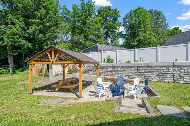 Photo - 387 Maple Ave