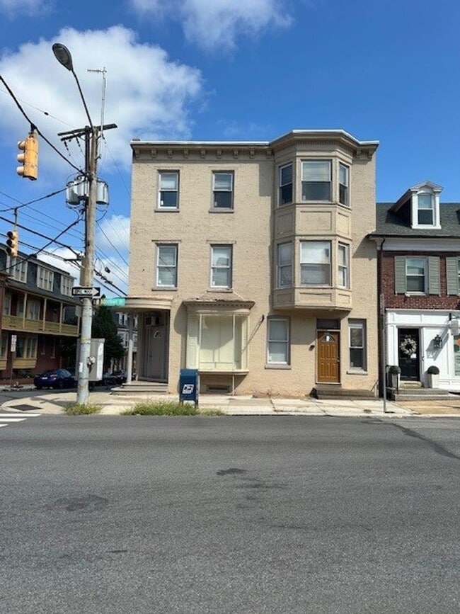 Building Photo - 301 E Market St Unit 2 Rental
