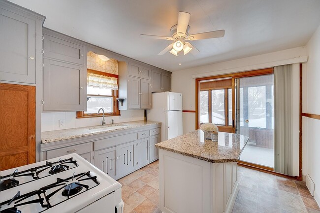 Building Photo - 233 7th Ave S Unit UPPER