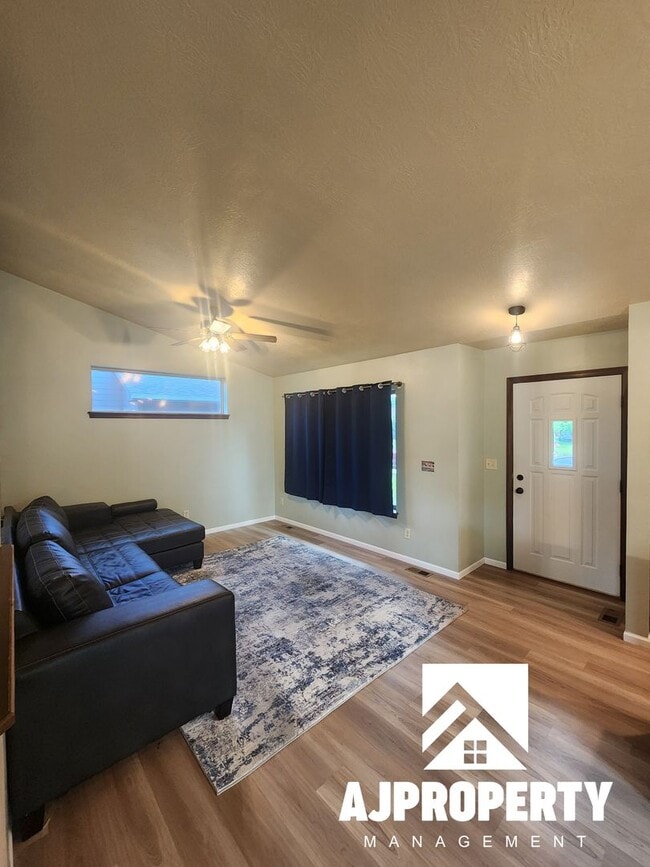 Photo - 4/1 Available near the new jefferson highs...