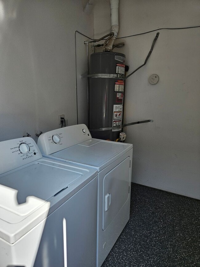 Building Photo - 914 16th St Unit 914 16th