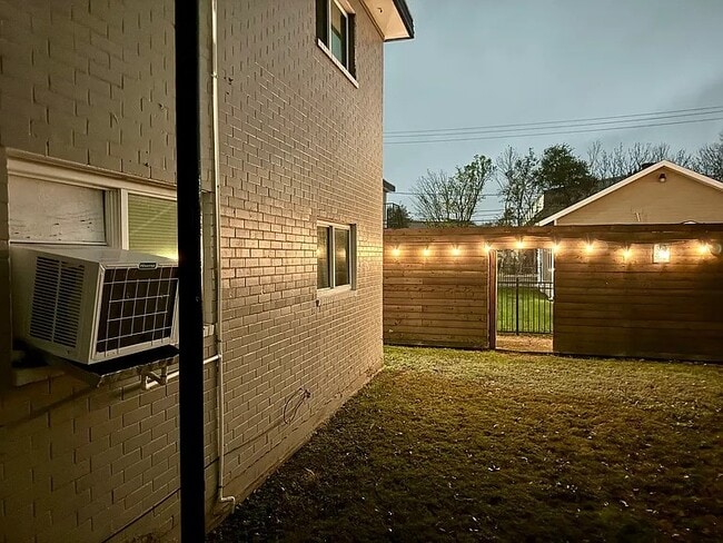 Building Photo - 3906 Rotman St Unit 3