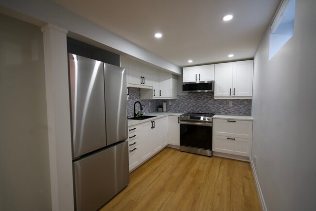 Building Photo - 157 Pleasant Blvd Unit Basement Apartment