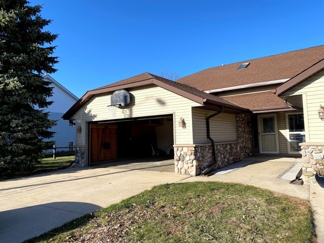 Building Photo - 619 Wellington Dr