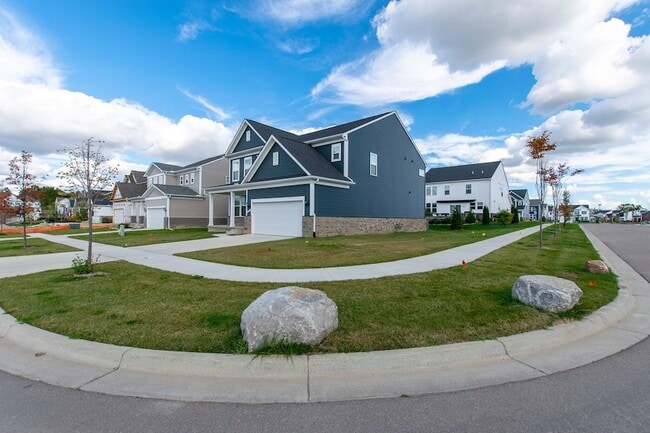 Photo - 717 Risdon Trail S