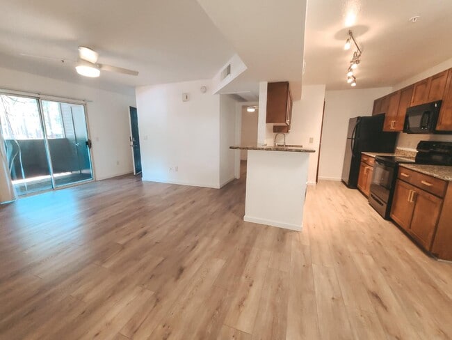 Building Photo - 1385 W University Ave Rental