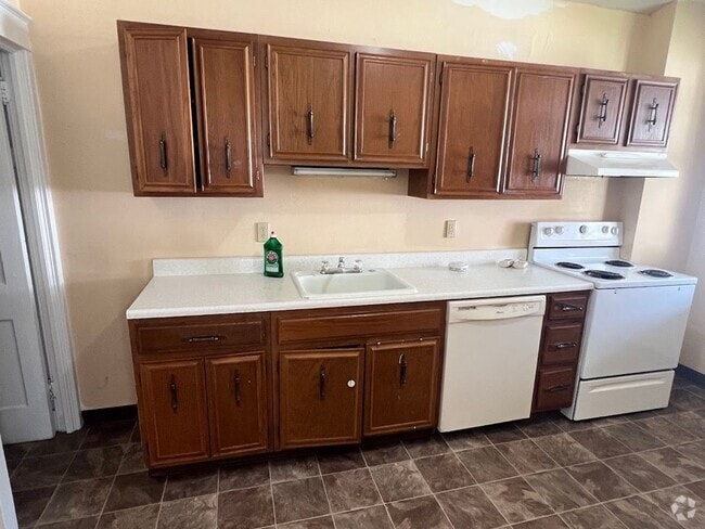 Building Photo - Large 4 Bedroom House