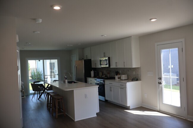 Photo - 2504 Rowyn St