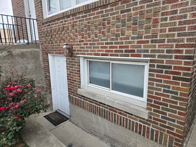 Photo - 1935 N Leamington Ave Unit 1