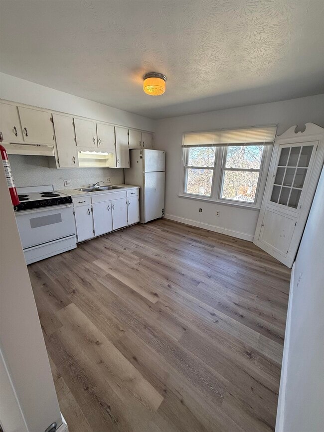 Photo - 1045 Moore St Unit B