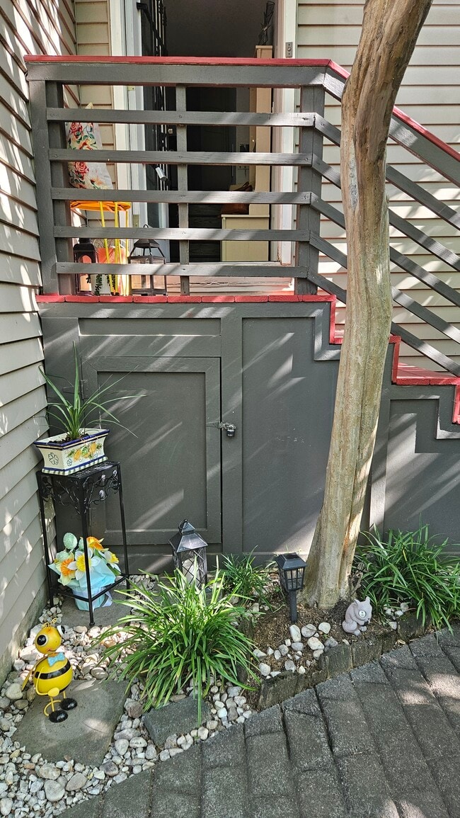 Photo - 415 W 7th St