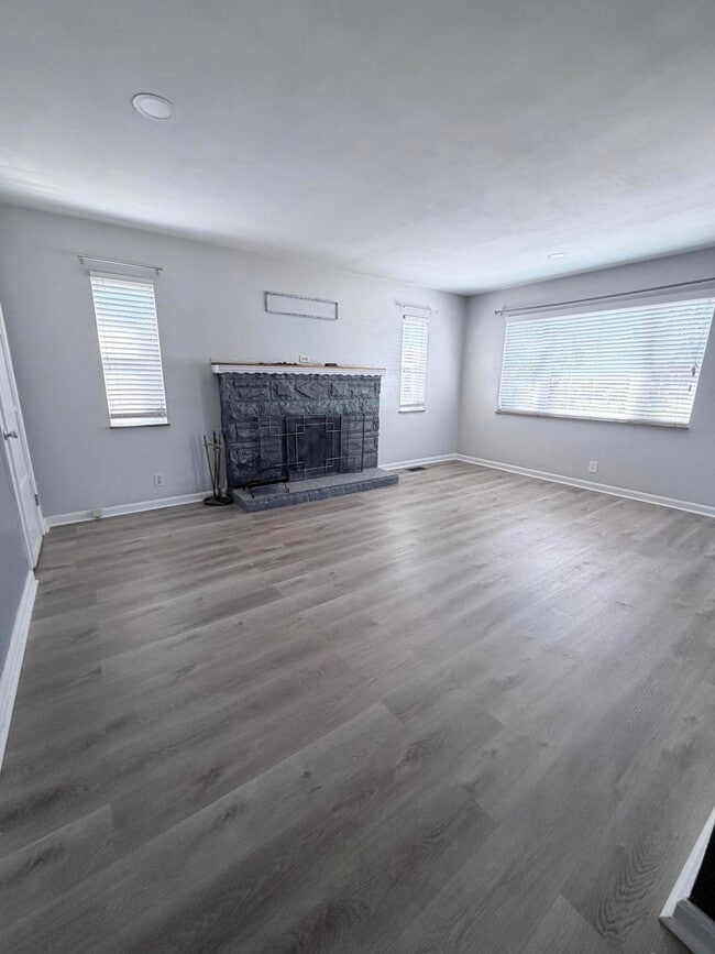 Photo - 154 Roger Ln
