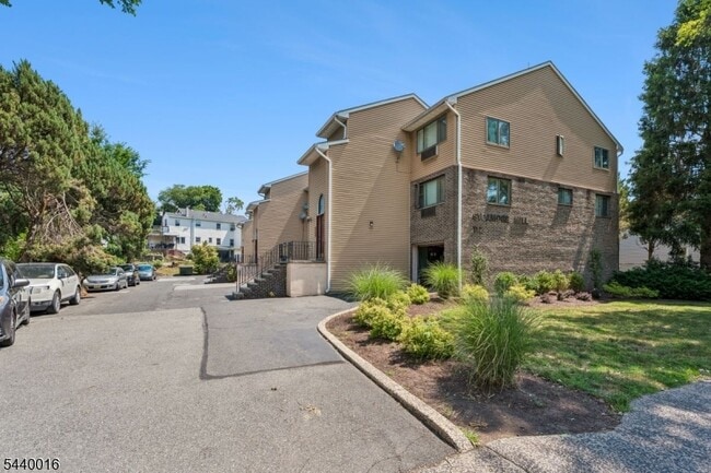 Building Photo - 112 Mill St Unit H