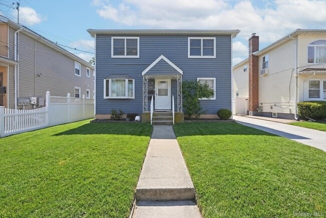 Building Photo - 144-10 256th St Unit 2nd Fl