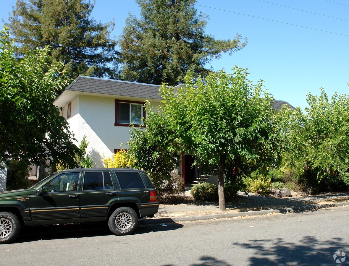 2805 Saint Paul - 2805 Saint Paul