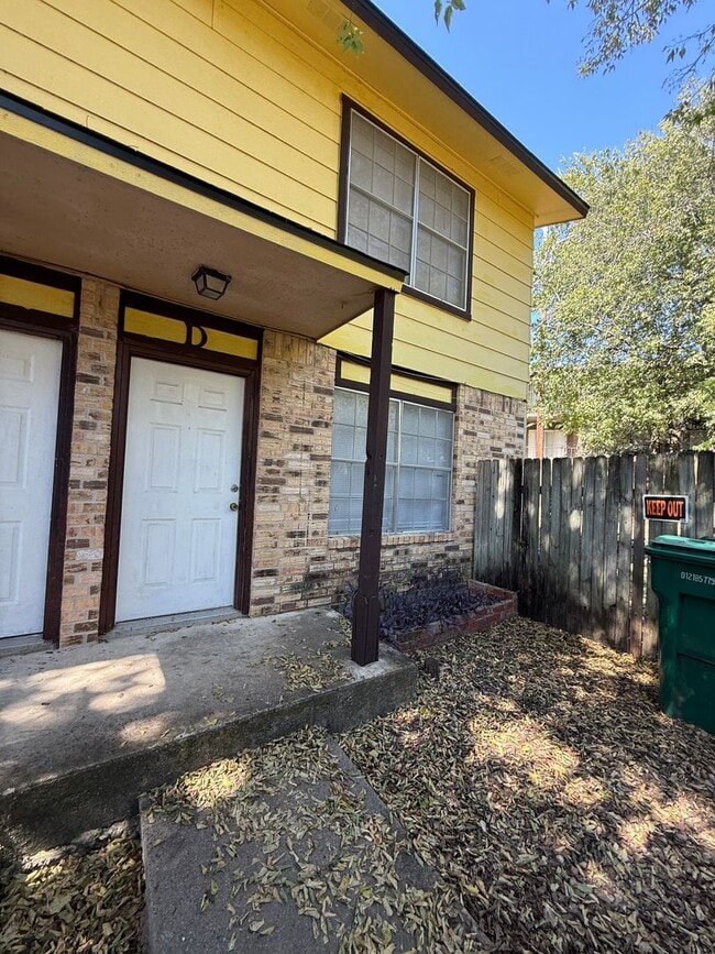 Building Photo - 1301 Indian Trail Unit Apt D