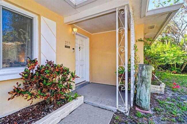 Photo - 209 S Aurora Ave