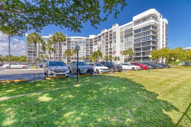 Photo - 800 Parkview Dr Unit 311
