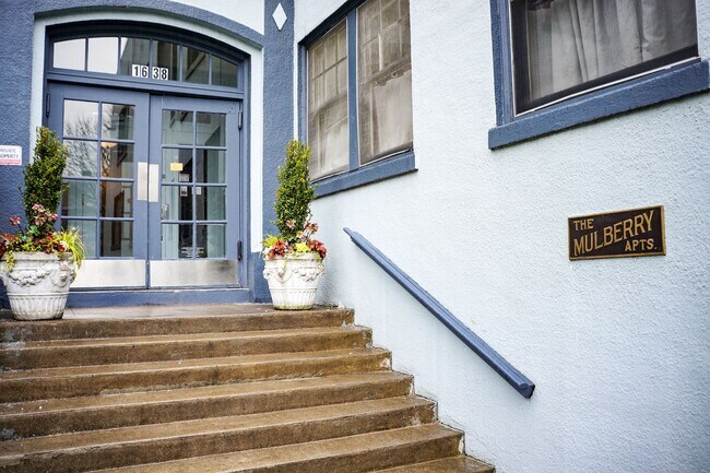 Building Photo - Ladd's Addition: Sunny Studio with Hardwoo... Unit 106