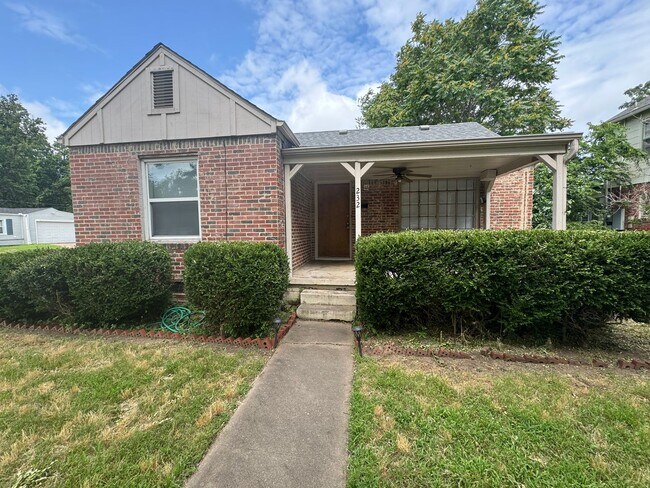 Gorgeous 3 bedroom 2 bathroom home Located... - Gorgeous 3 bedroom 2 bathroom home Located...