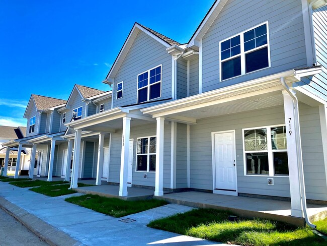 Building Photo - 802 Levitan Dr