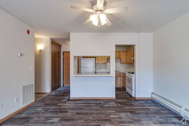 1BR, 1BA - 901SF - Dining Room and Kitchen