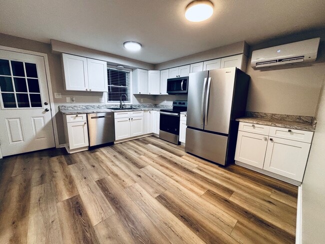 Photo - 981 Yale Ave