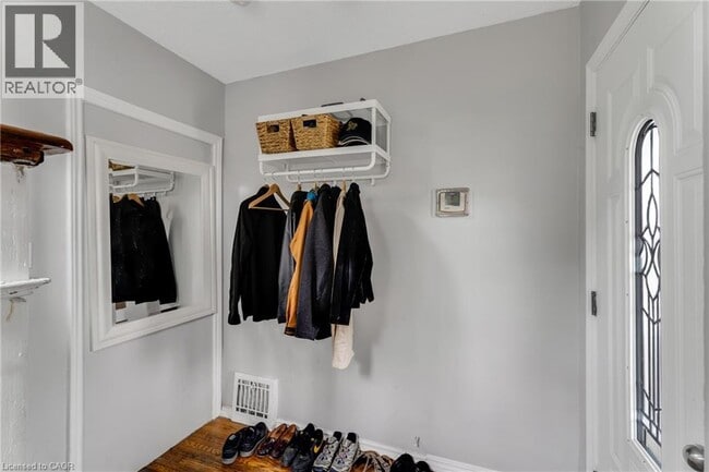 Photo - 195 Victoria St N