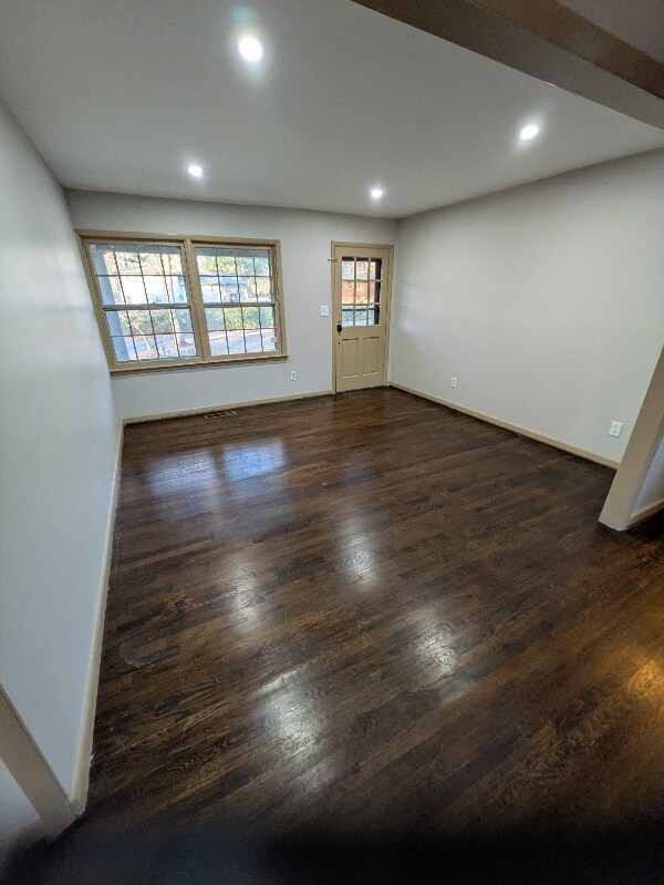 Photo - 571 Village Ln