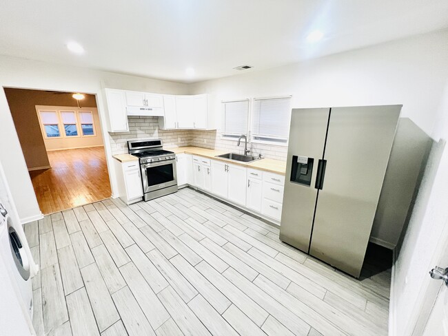 Building Photo - 2611 N Holton St Unit 2611