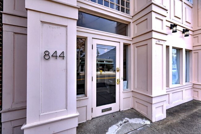 Building Photo - 844 Grand Ave Unit 2 Rental