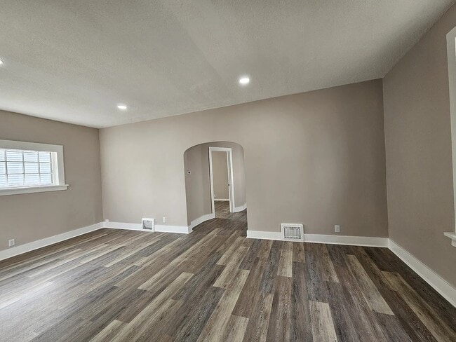 Photo - 3930 Webster St