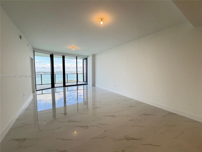 Photo - 700-724 3503