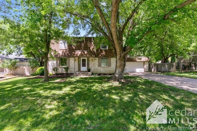 Building Photo - Beautiful Brick Home in West Wichita. Godd...