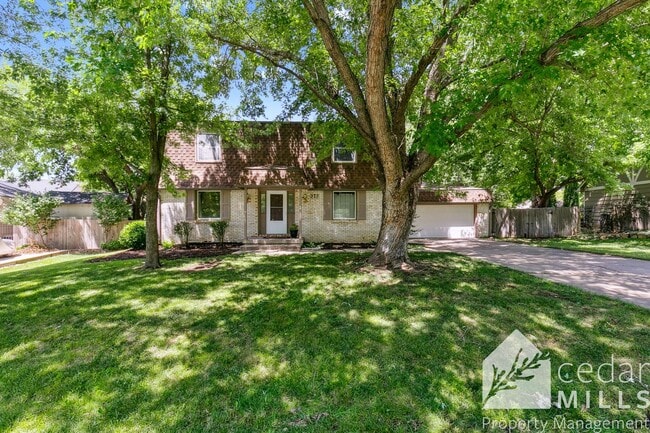 Building Photo - Beautiful Brick Home in West Wichita. Godd...