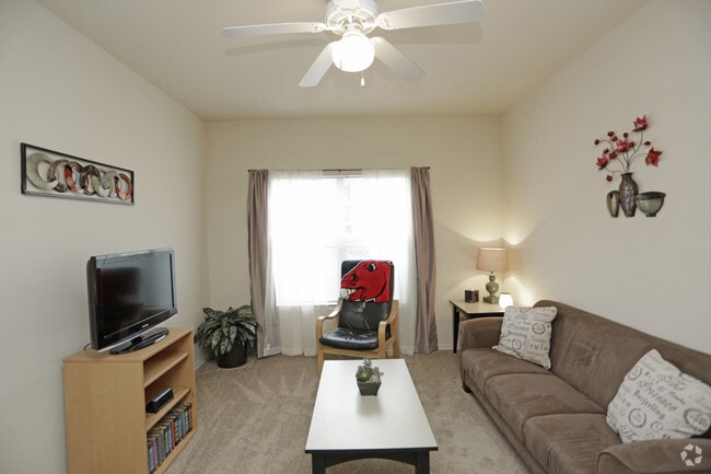 2BR, 1BA - 698 SF - Diamond Club Apartments