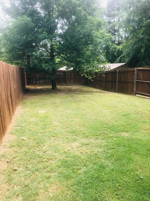 fenced in back yard - 212 Omaha St