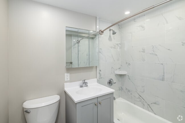 2BR, 2BA - 995SF - Primary Bathroom