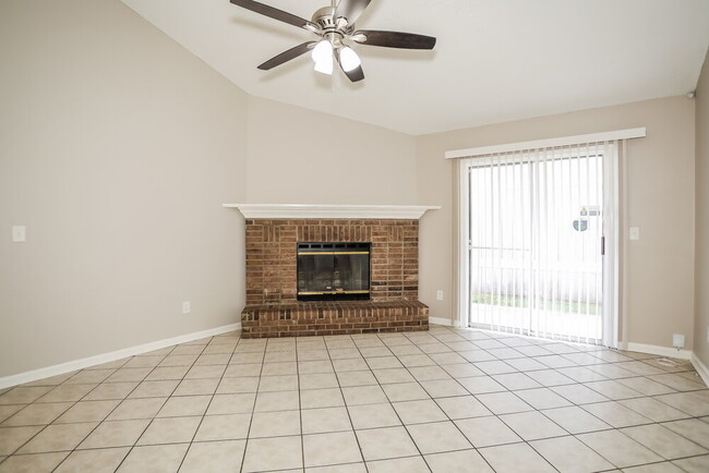 Photo - 1883 Manitoba Ct S