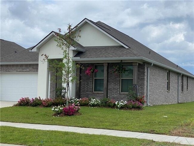 Building Photo - Lakeshores Villages Beauty