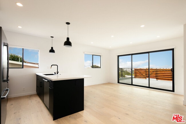 Building Photo - 2811 3rd St Unit 10