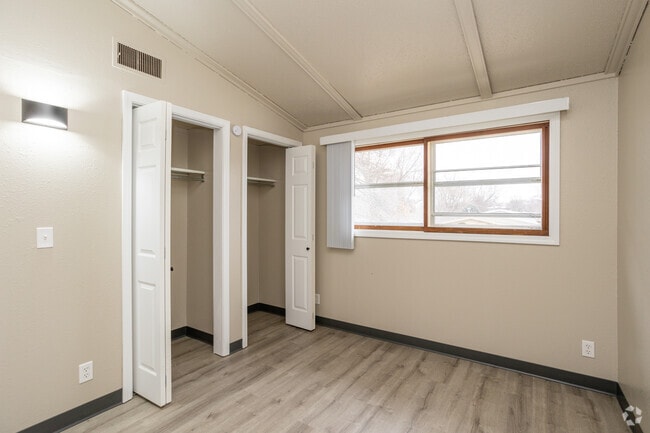 2BR, 1BA - 750SF - McCook Apartments