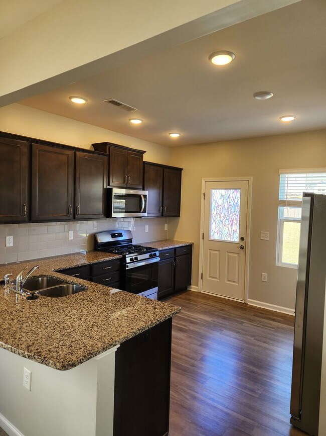 Photo - 4 Bedroom For rent