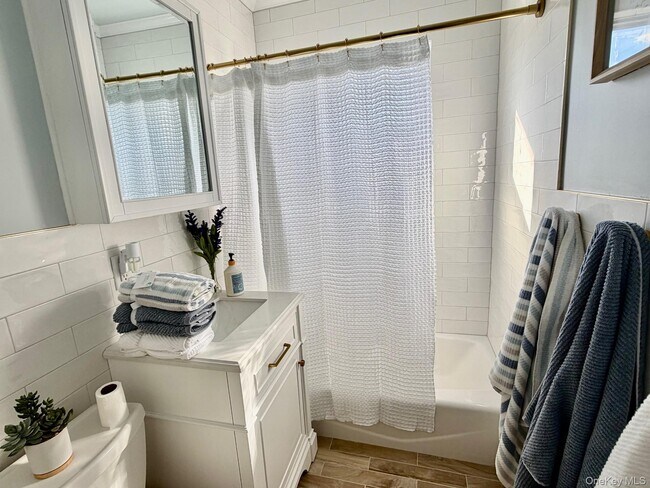 Photo - 211 W Walnut St