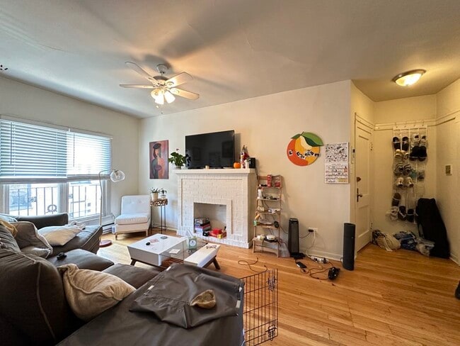 Building Photo - 706 W Roscoe St Unit J03P