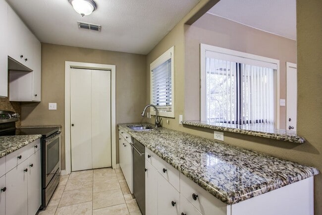 Cocina con lavavajillas - 6646 E Lovers Ln
