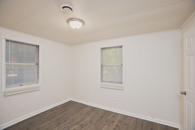 Photo - 2553-2555 Lloyd Rd Unit 2555