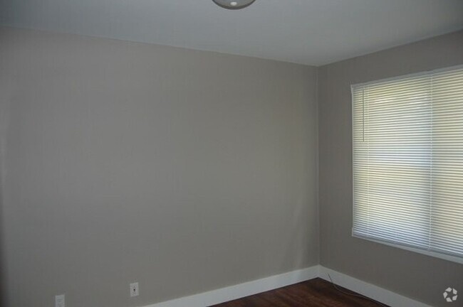 Building Photo - 2 BR Duplex on Governor Street Available F... Rental