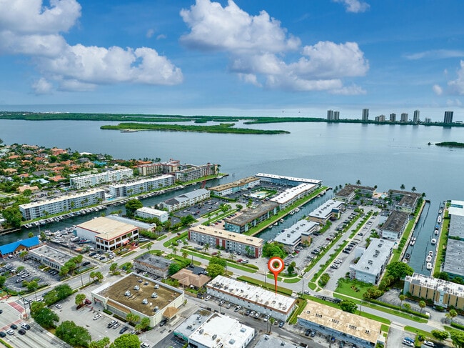 Building Photo - 227 Castlewood Dr Unit 203