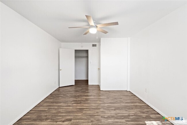 Building Photo - 322 Oakwood Loop Unit A Rental